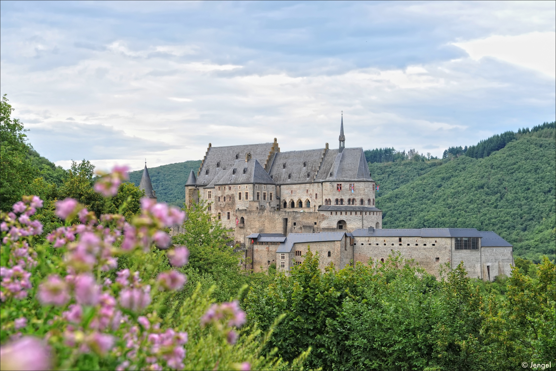 Visit the castle. Люксембург дворец Вианден. Капелла Вианден. Замок ьуршед Люксембург. Летний Люксембург замки.